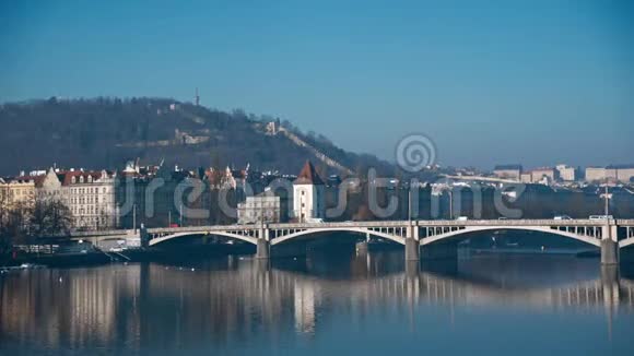 布拉格桥和河景景观旅游旅游欧洲概念拍摄于雷德4k10位颜色视频的预览图