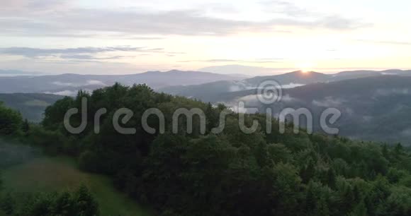 美丽的波兰山和五彩缤纷的天空中日落K410视频的预览图