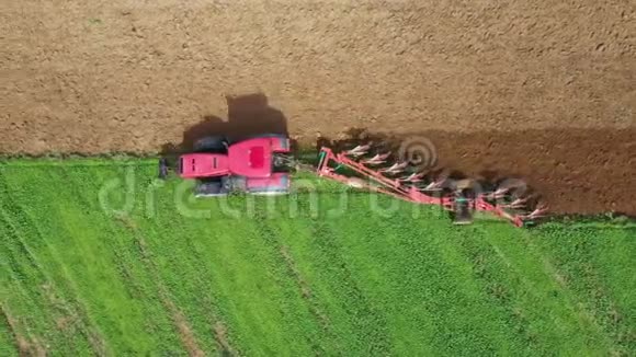 拖拉机耕田为种植作物准备农田俯视图视频的预览图