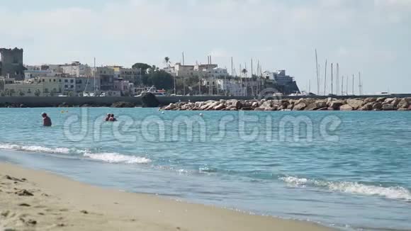 伊希亚岛福里奥镇附近的沙滩视频的预览图