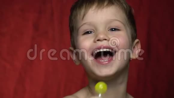 一个男孩吸糖笑视频的预览图