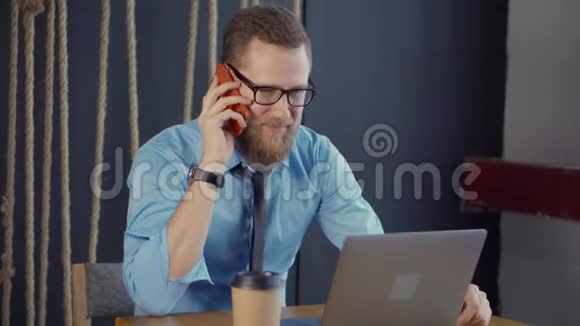 自信的男人在办公室的工作场所用手机说话面带微笑视频的预览图