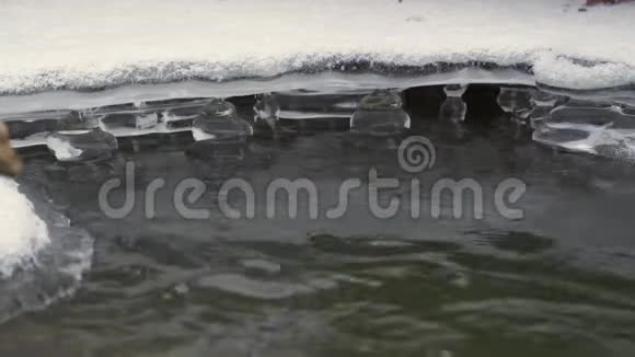河上的冰雪流水视频的预览图