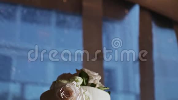 在美丽的婚礼蛋糕和粉红色玫瑰上的特写全景视频的预览图