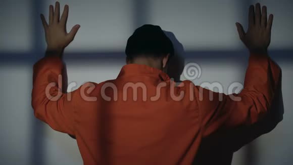 高加索囚犯站在城墙附近监狱里的安全检查监禁视频的预览图