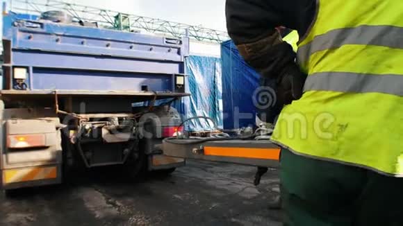 货物运输男子工人连接卡车与离合器视频的预览图