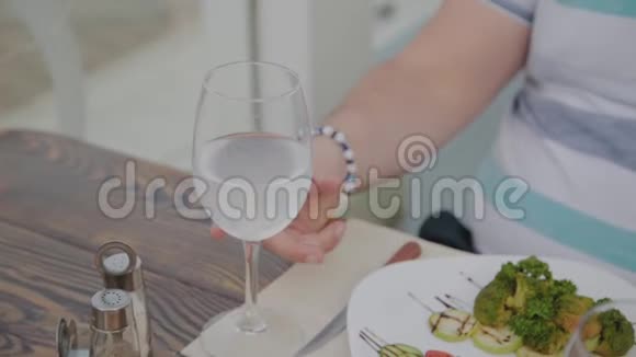 年轻人在餐馆的露台上喝白葡萄酒视频的预览图