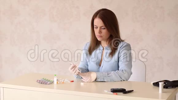 一个年轻专注的女孩在家给自己注射胰岛素视频的预览图