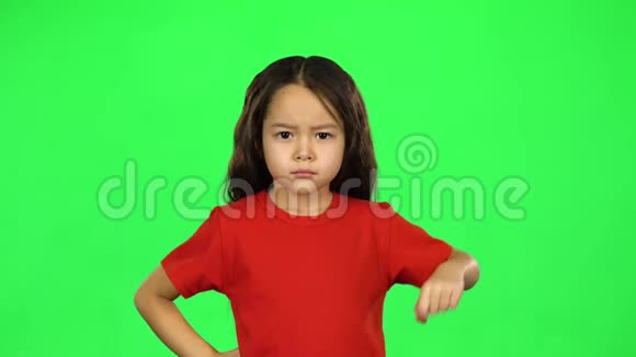小黑女孩在绿色背景下表现情感的肖像视频的预览图