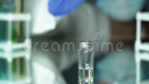 实验室研究员抽取疫苗样本检查沉积物中的液体药房视频的预览图