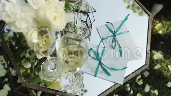 在花的背景上特写两个结婚戒指很漂亮的婚礼装饰漂亮的结婚戒指结婚金视频的预览图