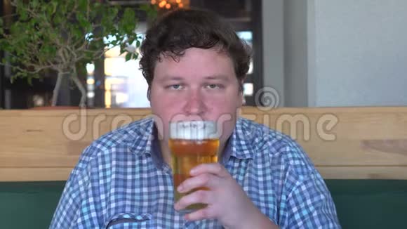 大个子在闻啤酒喜欢它视频的预览图