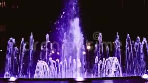 喷泉发出美丽的水流他们被五彩的光照亮视频的预览图