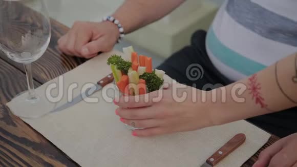 一个人在餐馆里端了一杯蔬菜健康食品视频的预览图