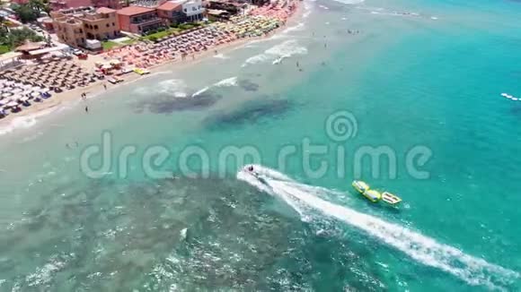 梦幻岛海滩的空中全景希腊海滩酒店和海景岩石悬崖可爱的热带度假景色视频的预览图