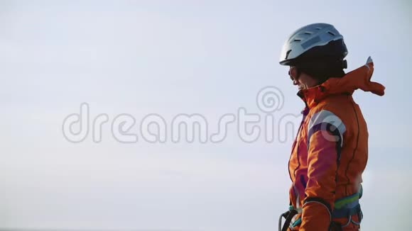 女登山者穿着特别的衣服站在山顶双手张开望着前方视频的预览图