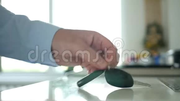 男子从桌上的汽车钥匙与遥控器显示到相机视频的预览图