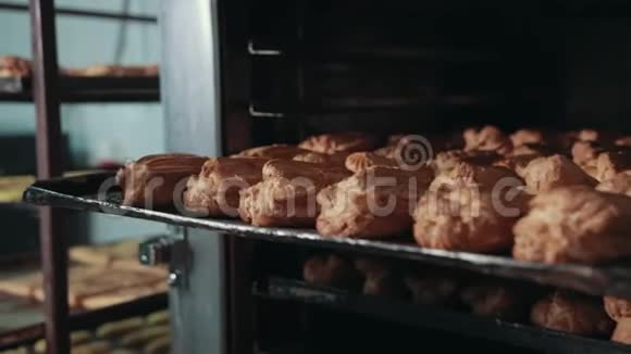 传统法式巧克力糕点的特写已经烤过的泡芙视频的预览图