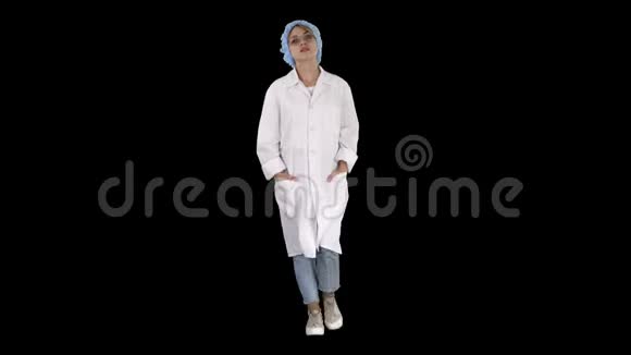 穿制服走路的白种人年轻女性阿尔法频道视频的预览图