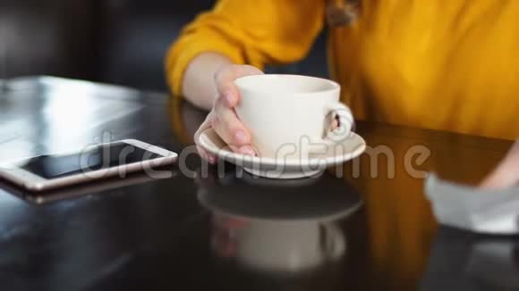 女人付账离开咖啡馆快点上班早上喝咖啡的传统视频的预览图