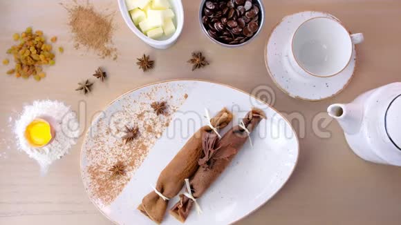用茶壶倒茶巧克力俄式薄饼布里尼和凝乳馅在盘子里视频的预览图
