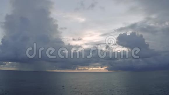 在巴厘岛附近的云层和海洋中日落的光线逐渐消失视频的预览图