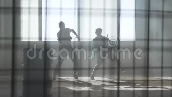 两个朋友在一个废弃的建筑里同步跳嘻哈舞当代的嘻哈文化排练视频的预览图