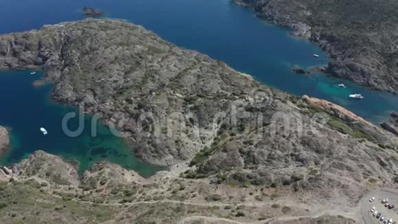 带蓝色海湾的西班牙岩石斗篷的空中拍摄视频的预览图