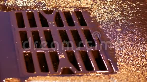 雨期道路排水金属烤架生铁锈铁舱门视频的预览图
