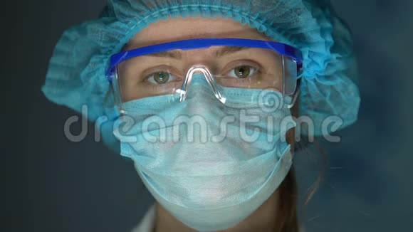 外科助理戴着安全眼镜看着摄像机有经验的实验室工作人员视频的预览图