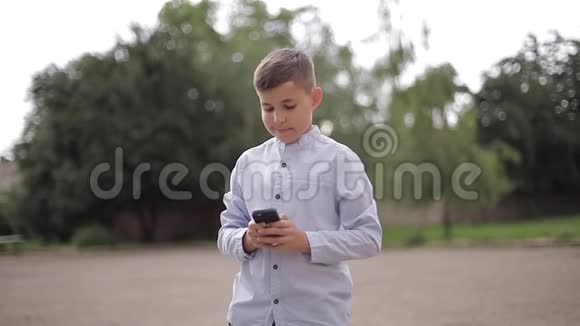 帅哥在外面用电话学校后院的小男孩视频的预览图