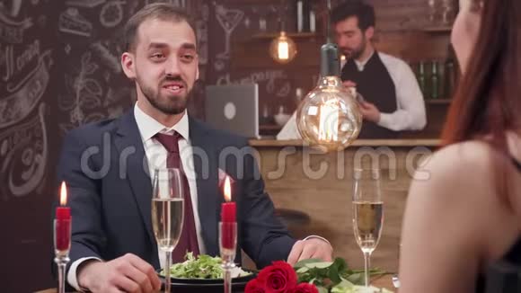 年轻女子约男友在浪漫的晚宴上结婚视频的预览图