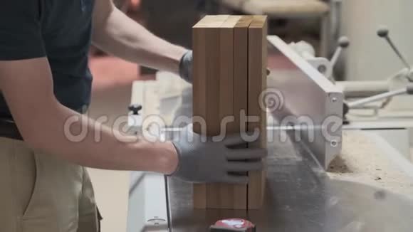 木匠手上的木制家具细节背景木匠木匠木匠店视频的预览图