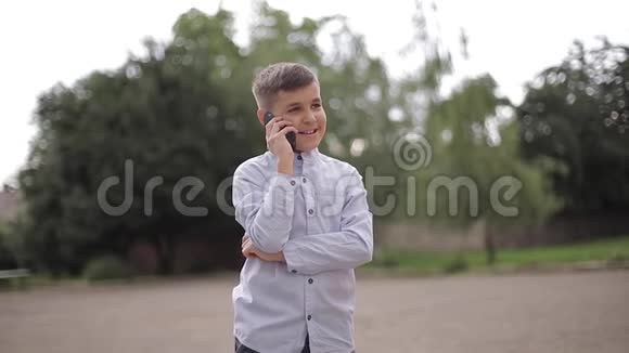 帅哥在外面用电话学校后院的小男孩视频的预览图