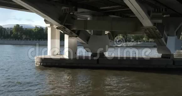 城市河流在阳光明媚的一天桥下视频的预览图