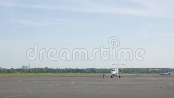 机场跑道上的喷气机视频的预览图