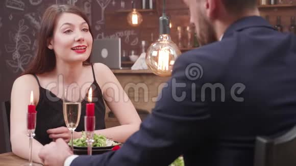 一个年轻人向一个漂亮女孩求婚视频的预览图