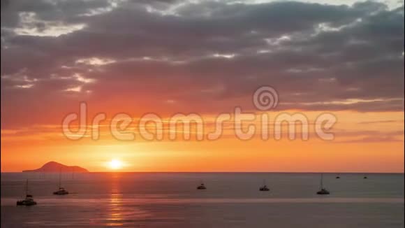 美丽的日出在海上私人游艇上拍摄日落圣托里尼视频的预览图