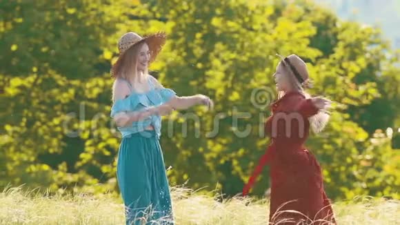 两个年轻女子在夏野上其中一个在跳舞视频的预览图