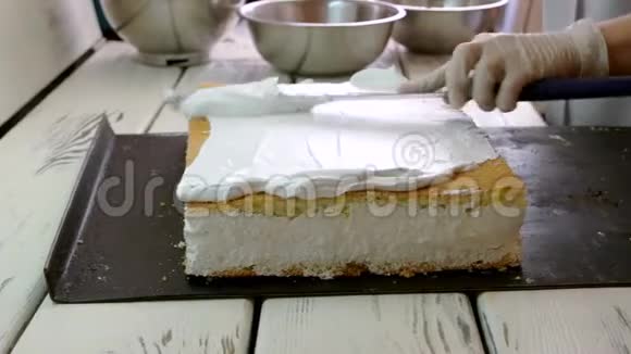 厨师面霜蛋糕加白奶油视频的预览图