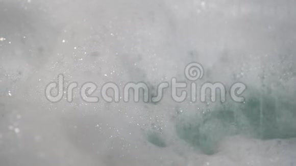 浴中新鲜的浓泡沫水流吹出新的气泡视频的预览图