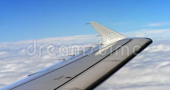 蓝天和云彩从飞机上飞到克罗地亚慢动作视频的预览图