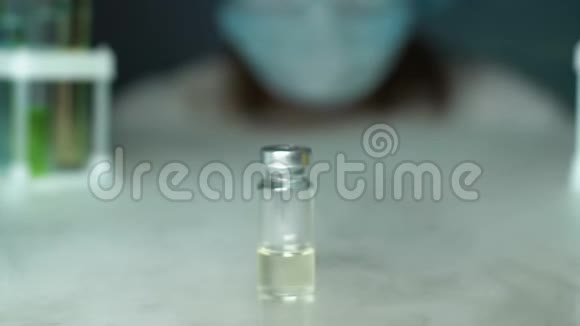 实验室专家抽取疫苗样本检查药品质量药房视频的预览图