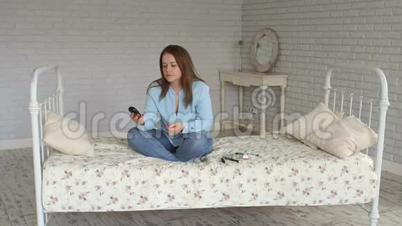 悲伤的女人是一个糖尿病患者在家里手里拿着血糖仪高血糖视频的预览图