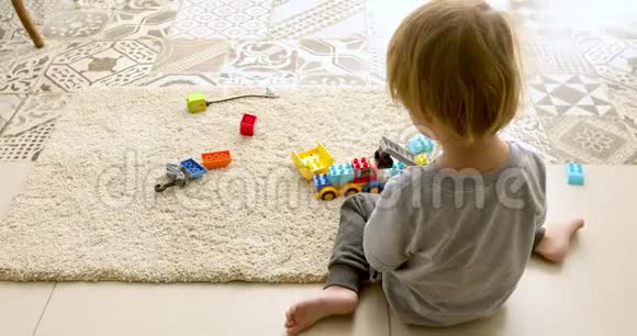 无法辨认的婴儿玩玩具砖块视频的预览图