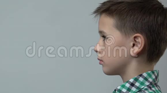 灰色背景下可爱的小男孩儿童权利统计视频的预览图