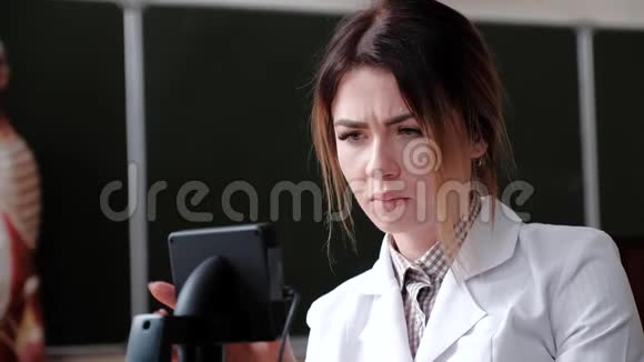 一个年轻女子在显微镜下的表情视频的预览图
