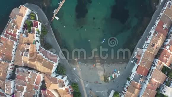 卡达克斯镇海滩码头和房屋的俯视图视频的预览图