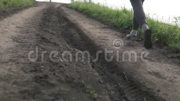 穿着运动鞋沿着山路跑步视频的预览图