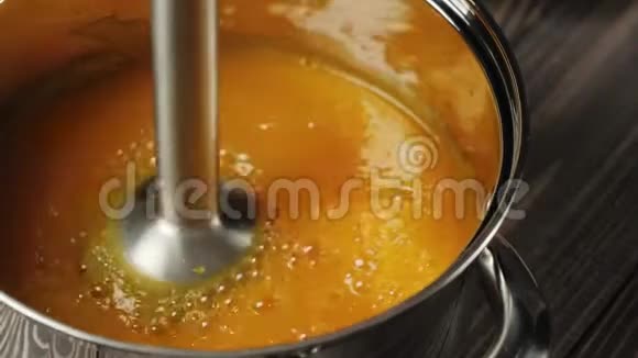 奶油南瓜汤烹饪一小块南瓜正在用搅拌机在一个钢亮的平底锅里研磨快关门4K视频的预览图